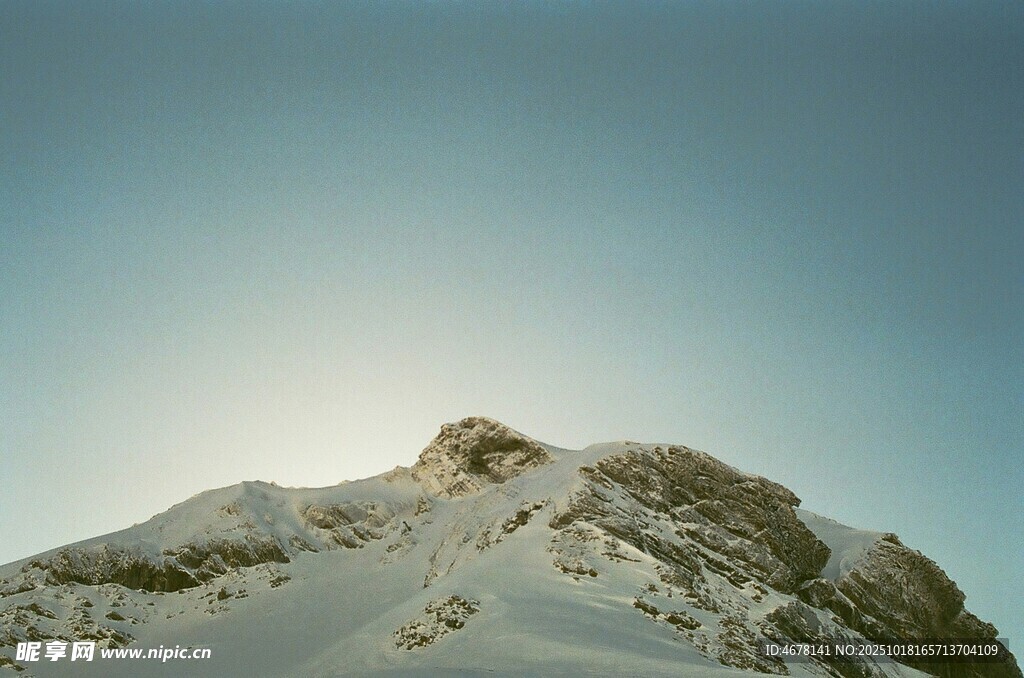 雪山之巅壮丽景致