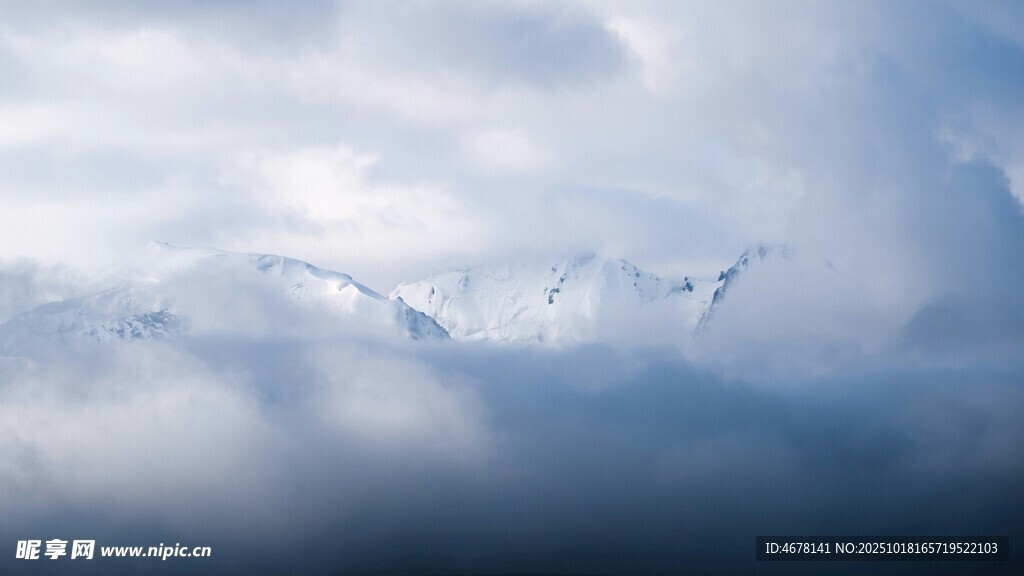 云雾缭绕的壮丽雪山景观