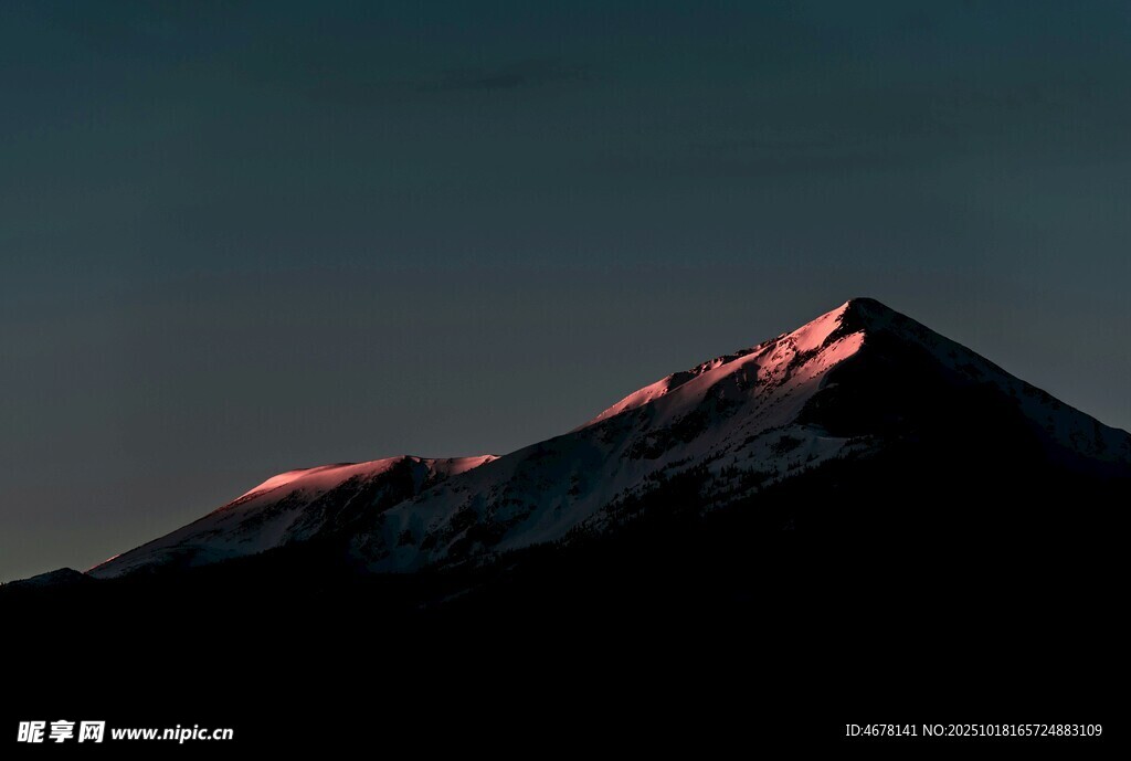 夕阳下的雪山壮丽景致