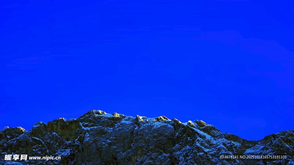 蓝天映衬下的山峦美景