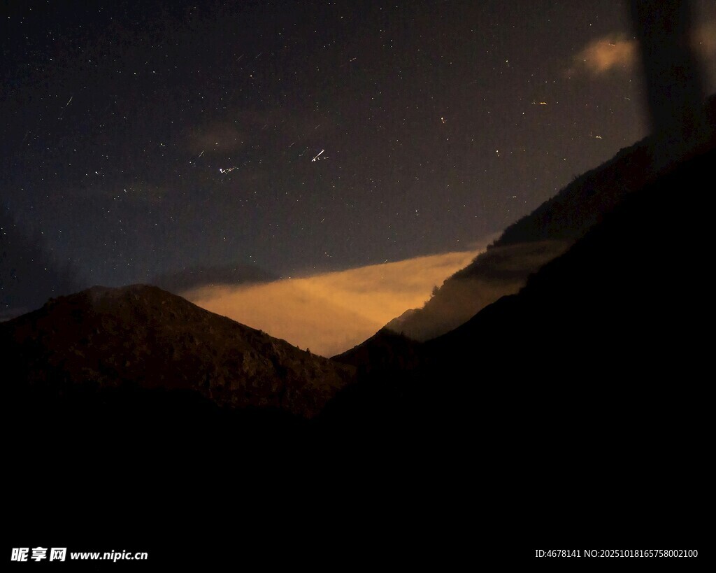 夜幕下的山峦与闪烁繁星