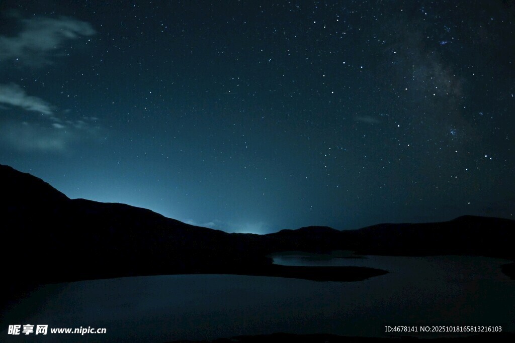 夜空下的山水星河