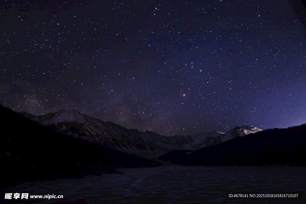 夜空下的山脉与璀璨星河