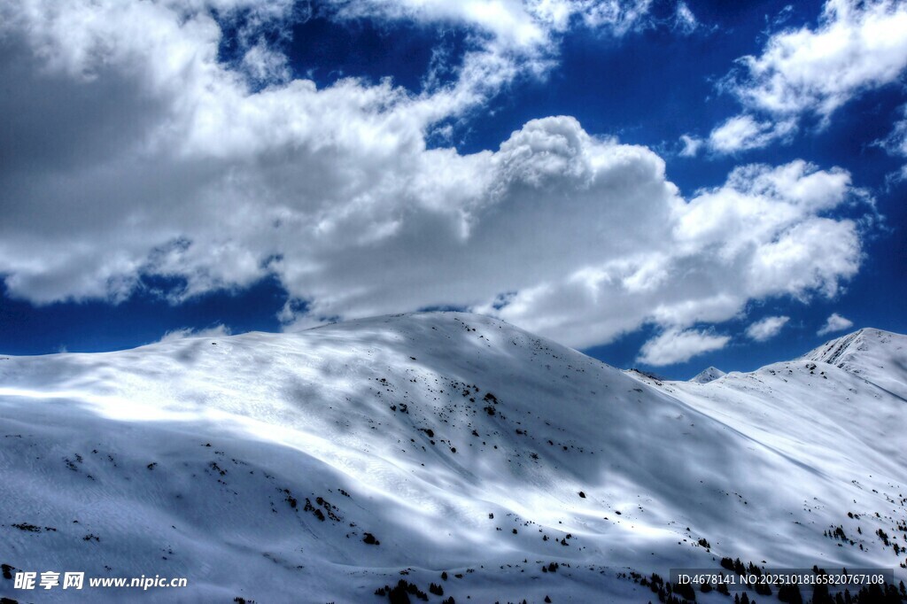 雪山蓝天美景
