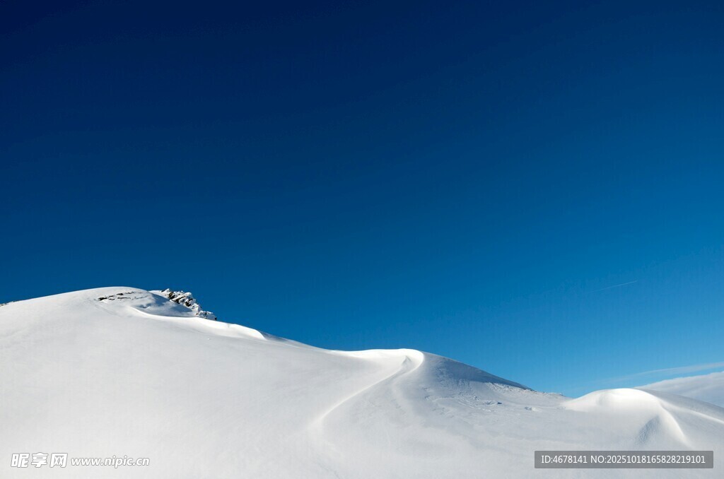 雪覆山丘蓝天纯净之景