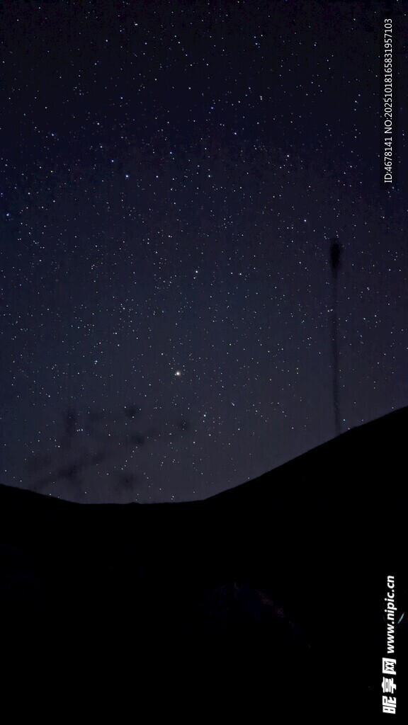 夜空下的山峦与闪烁星星
