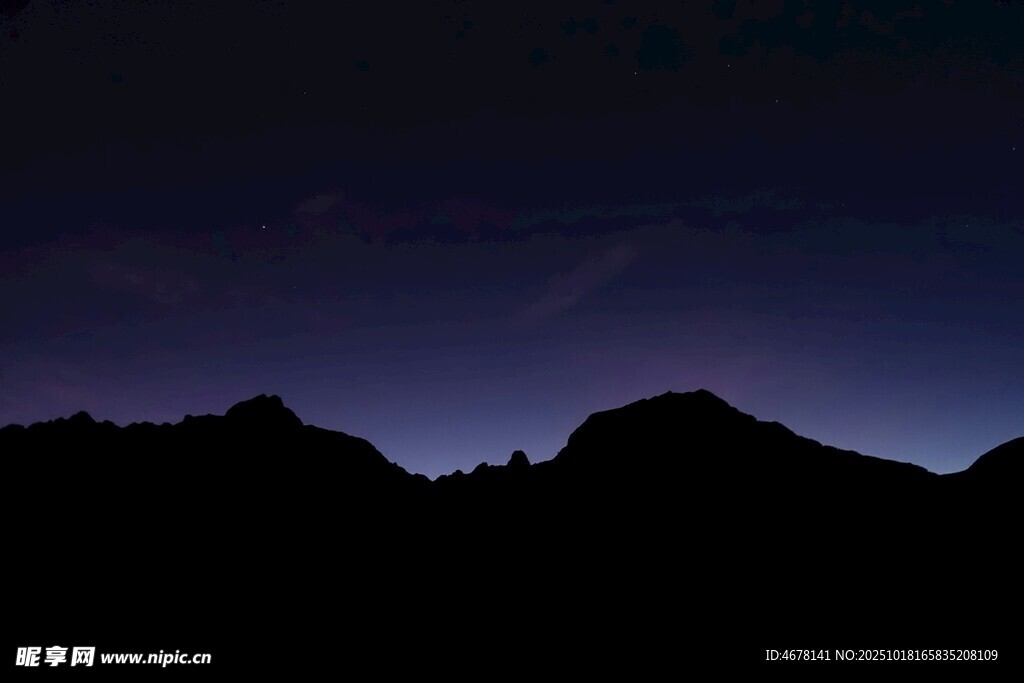 夜幕下的山峦剪影