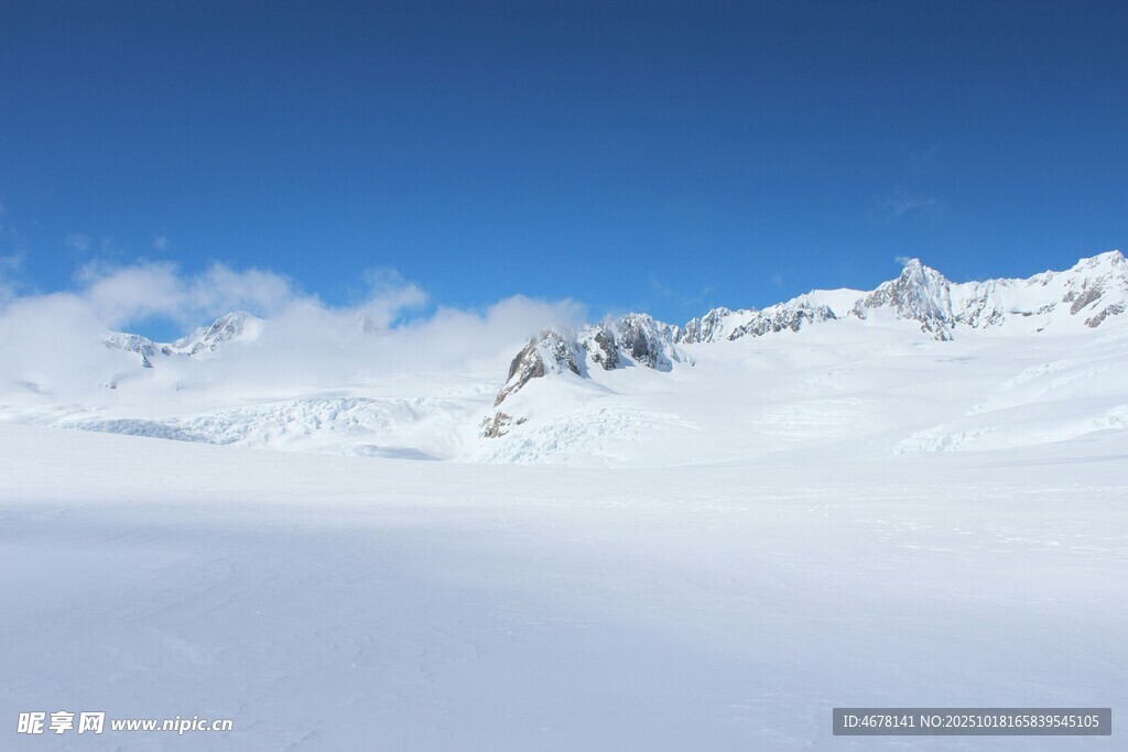 雪山蓝天壮丽雪景