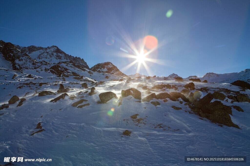 雪山日出美景