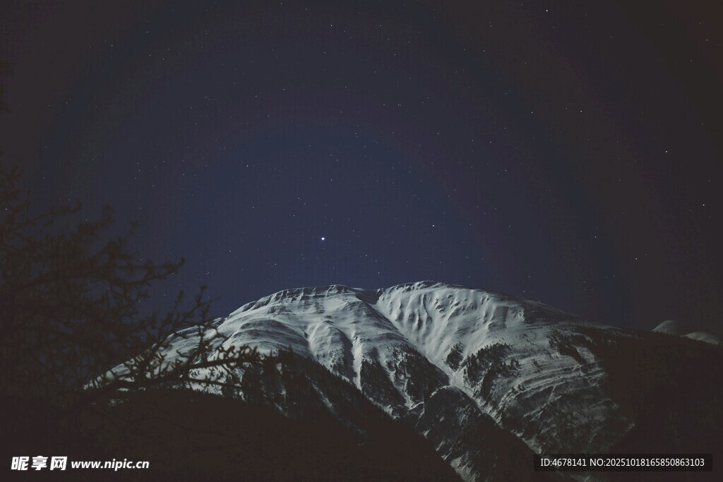 夜幕下的巍峨雪山