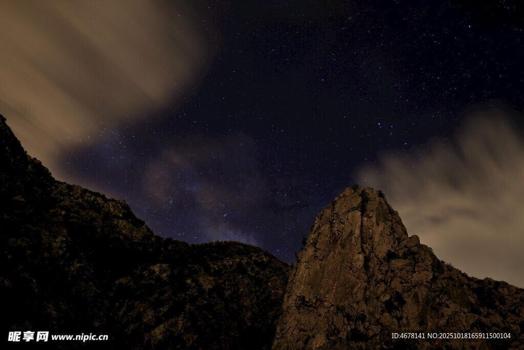 夜空下的巍峨山峰
