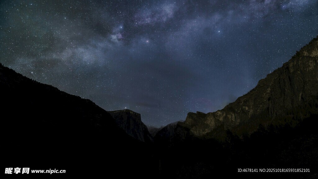 山间夜空繁星隐现
