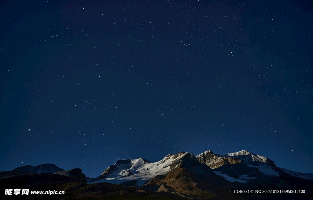 夜空下的雪山美景