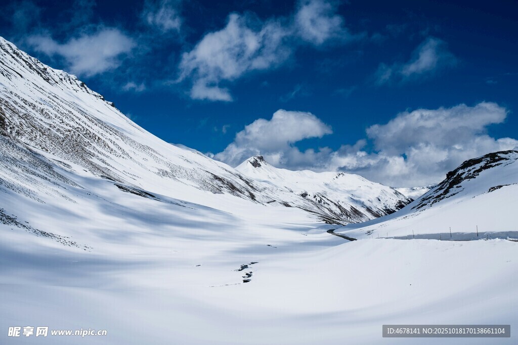雪山徒步者的壮丽风景