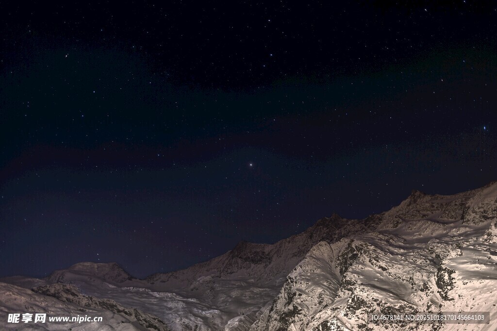 夜空下的嶙峋山石