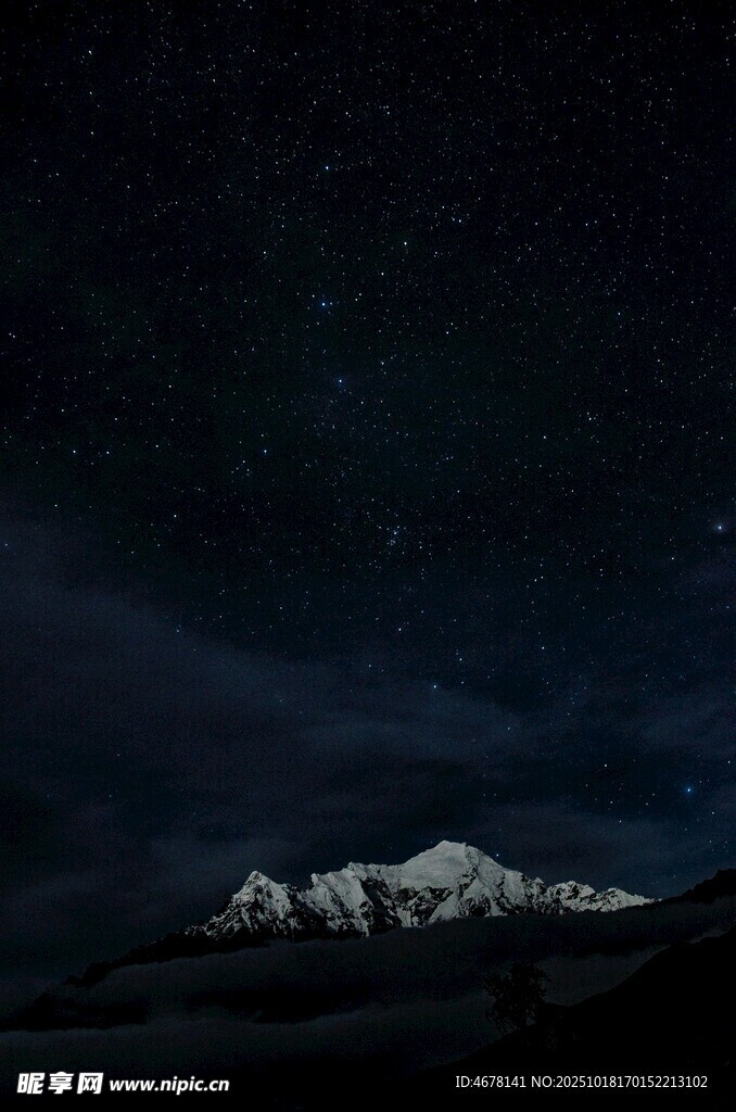夜空下的雪山美景