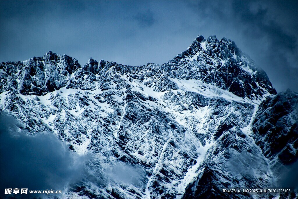 巍峨雪山壮丽景致