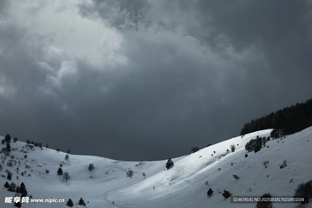 雪覆山峦阴云低垂