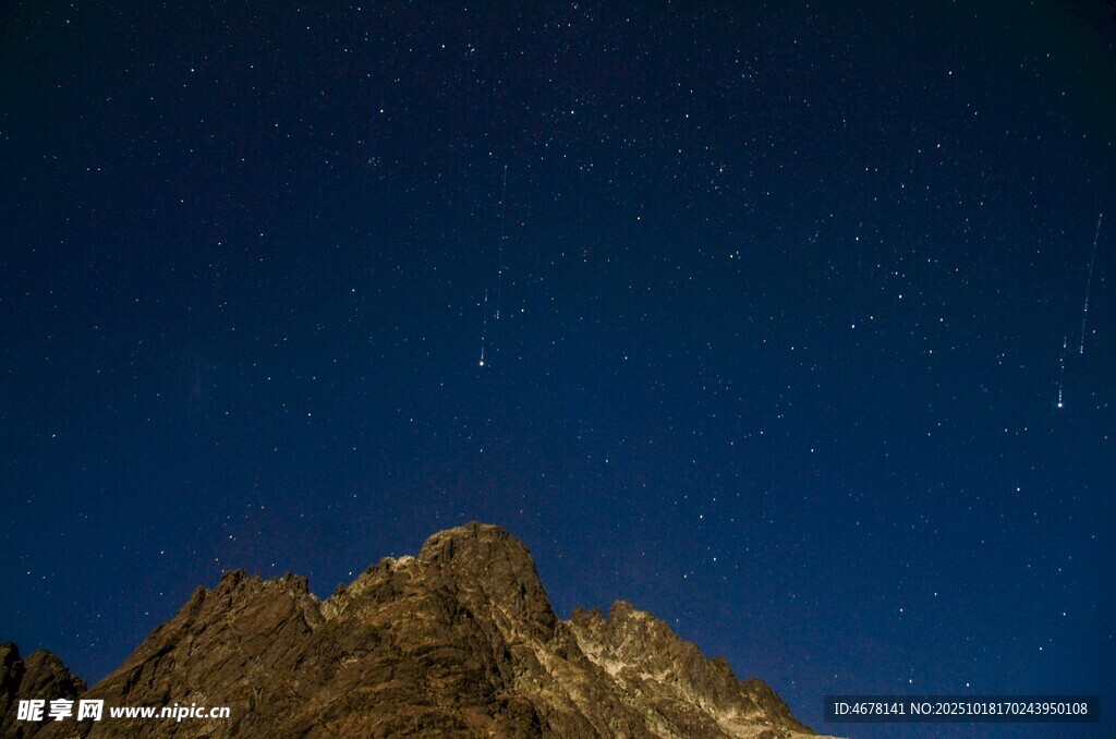 夜空下的巍峨山峰