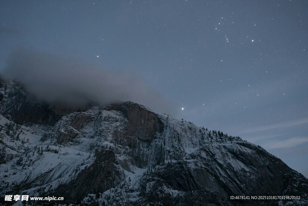 雪覆山峦的静谧夜空