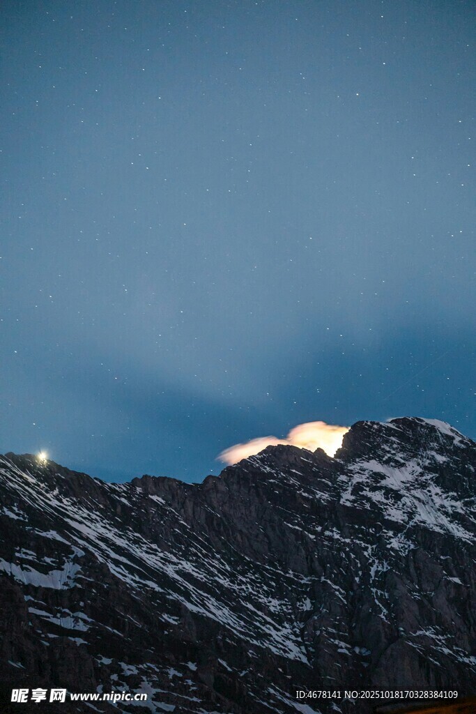 雪山之巅的壮丽曙光