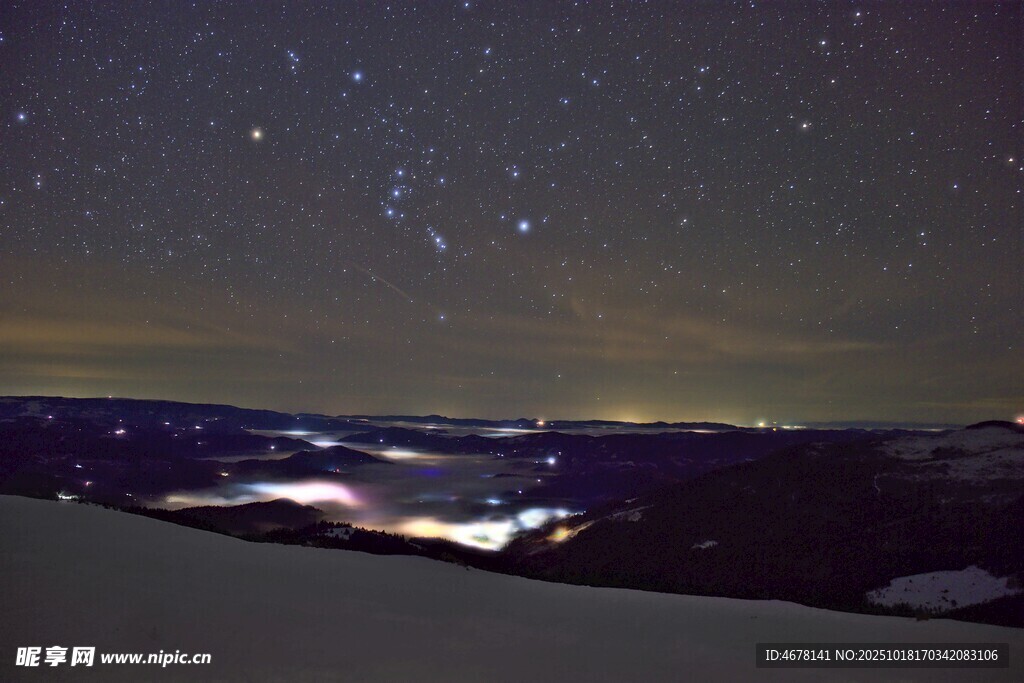 夜空下的璀璨星河与灯火