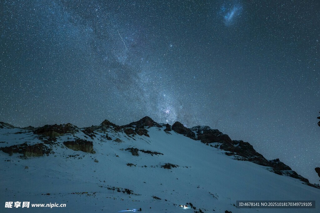 雪山夜空下的璀璨星河
