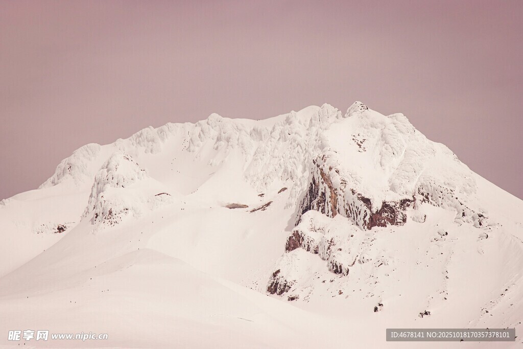 巍峨雪山壮丽景致