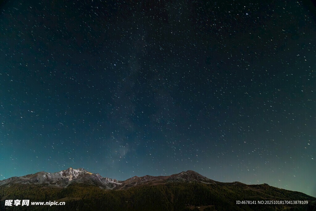 夜空下的山峦与璀璨星河