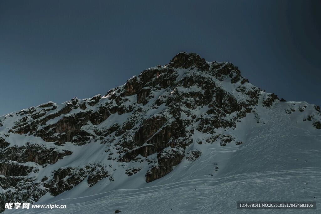 雪山峻岭壮丽自然景观