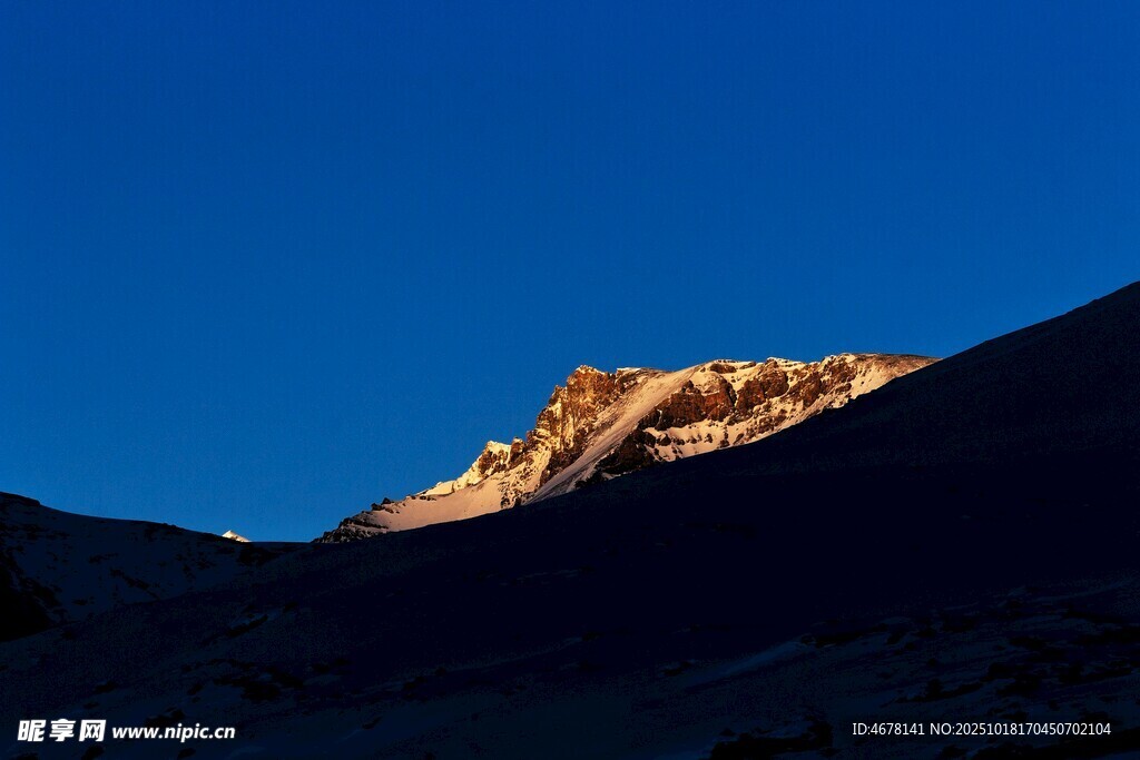 夕阳下的闪耀山峰