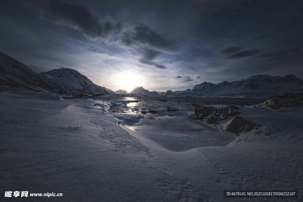 雪夜山间微光穿透云层