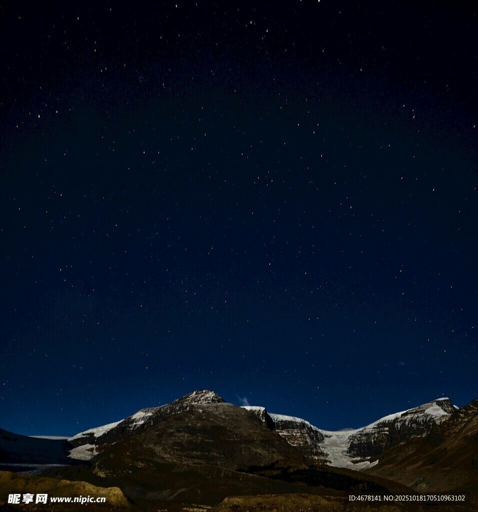 夜空下的雪山美景