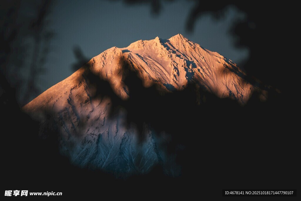 夕阳下的壮丽山峰