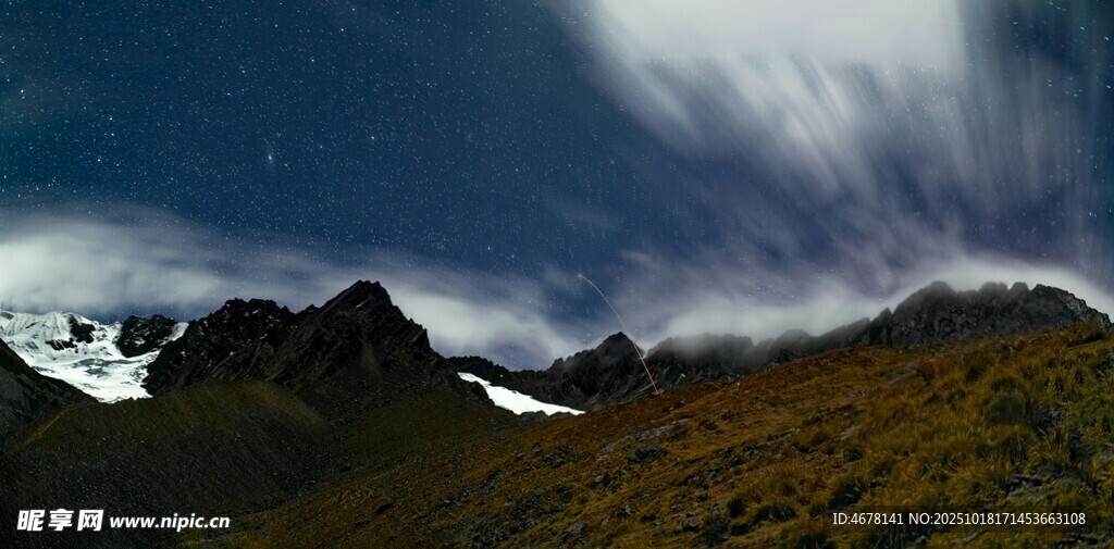 夜空下的山峦美景