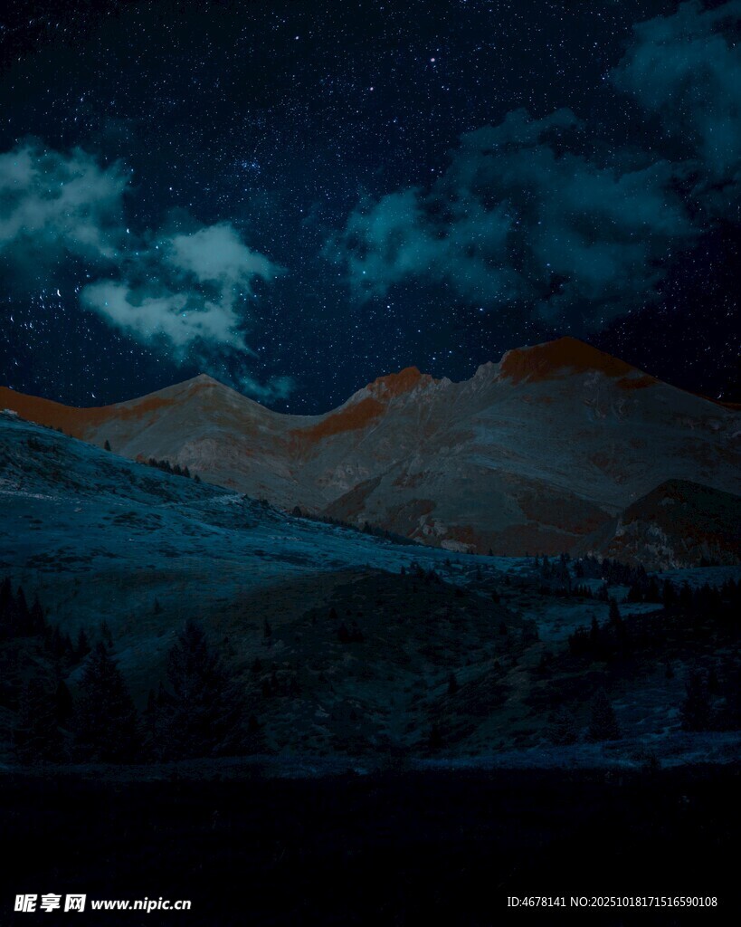 夜空下的山峦美景