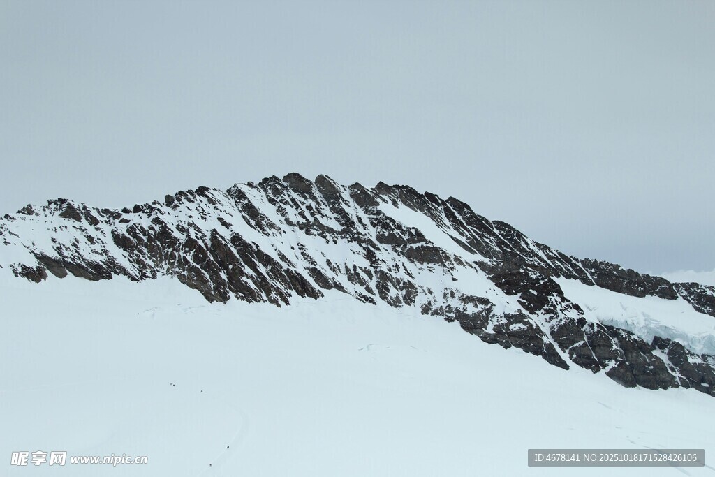 雪山嶙峋的壮丽景致