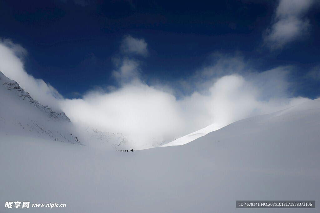 雪山云海中的壮丽景致