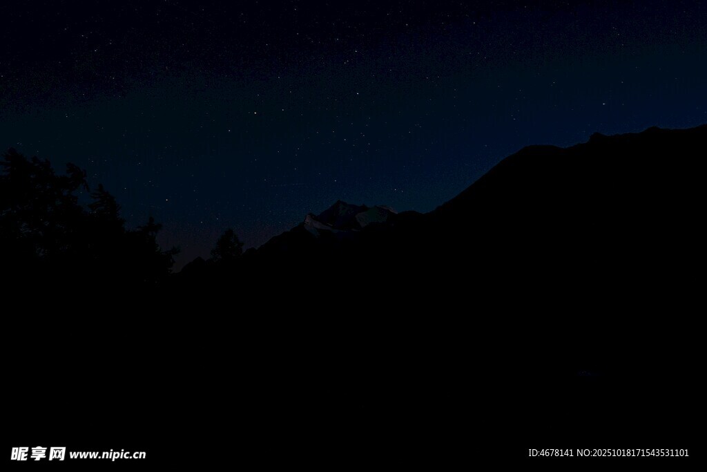 夜幕下的山峦剪影