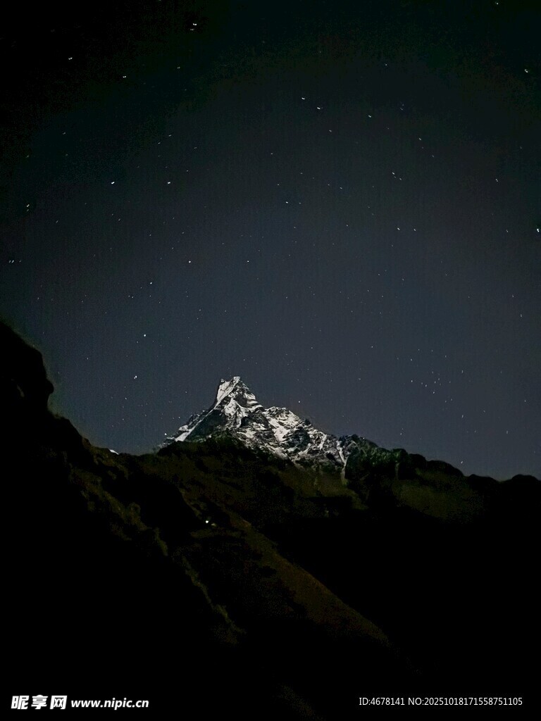 夜空下的巍峨雪山