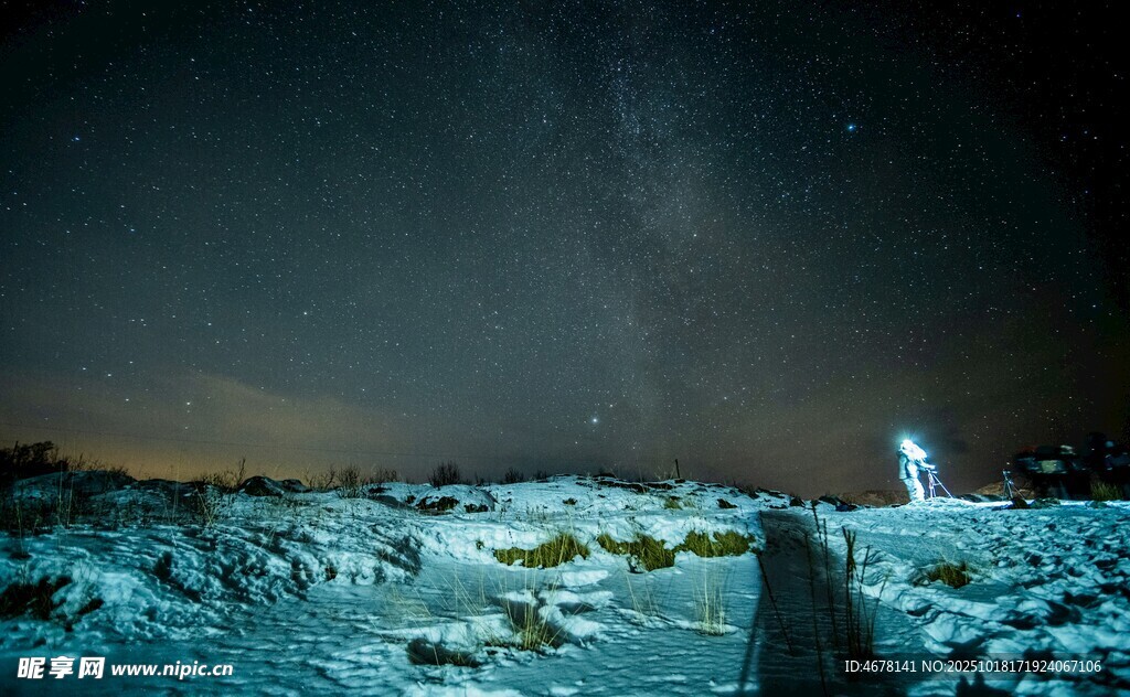 夜晚雪地中的神秘景象