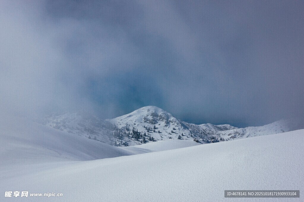 雪山云雾美景