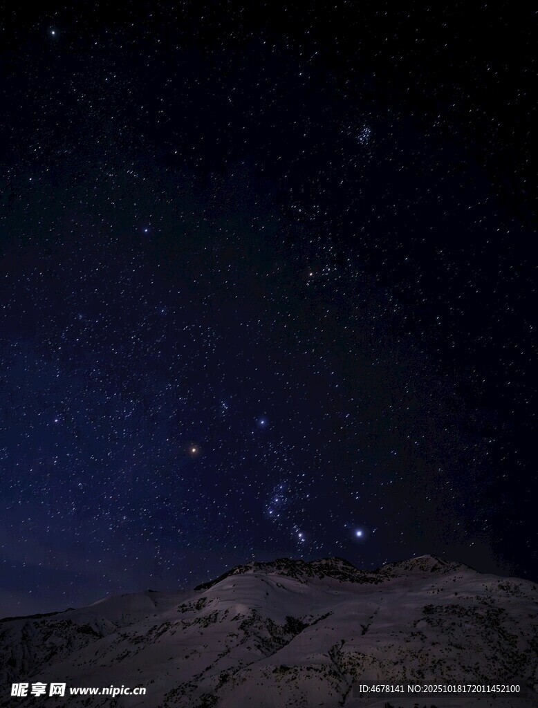 夜空繁星下的山峦