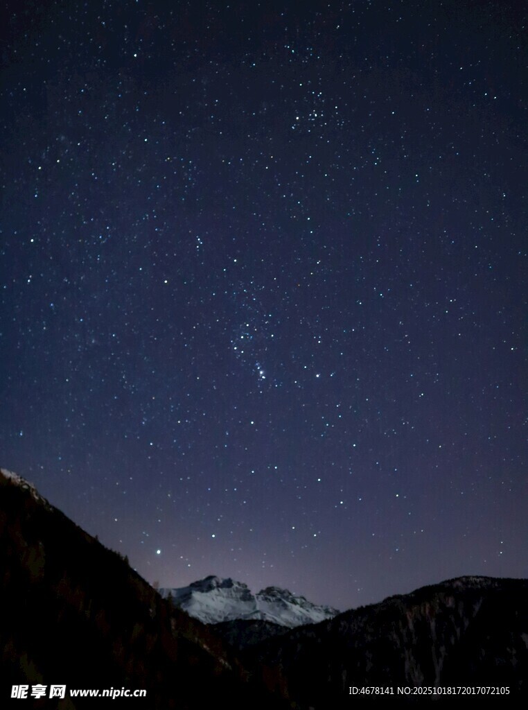 山间璀璨星空夜景