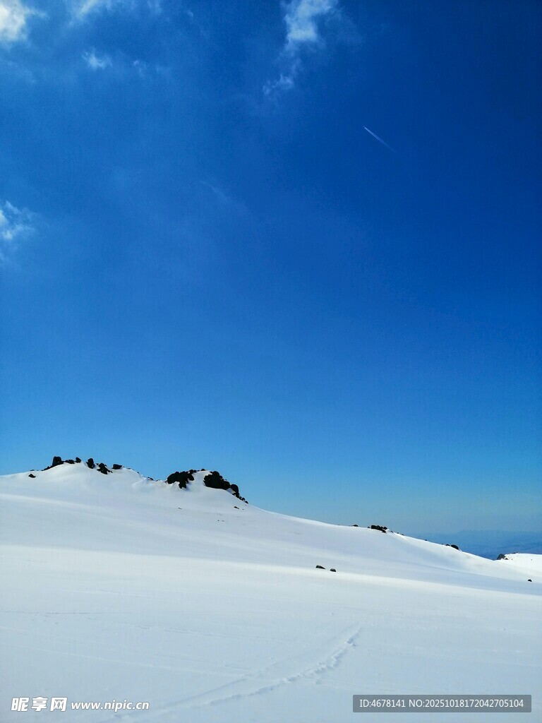 雪山顶上的蓝天美景