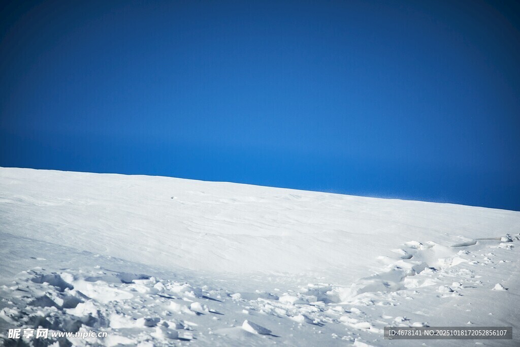 雪覆大地蓝天映衬美景