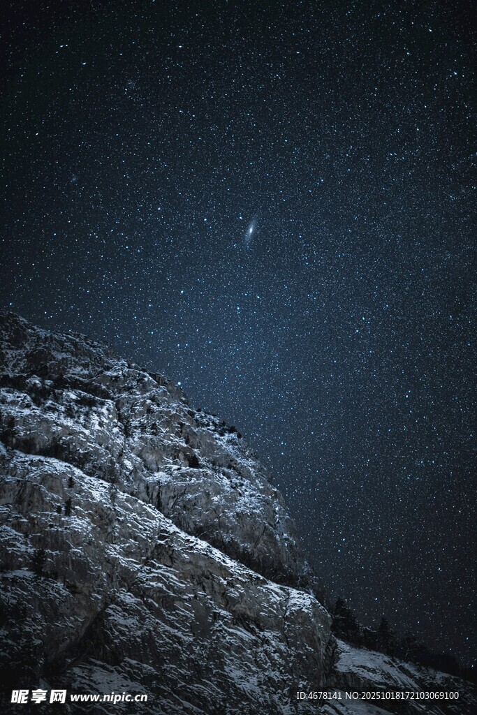 夜空下的嶙峋岩石
