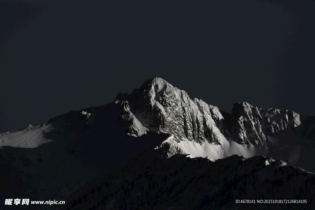 巍峨雪山夜景