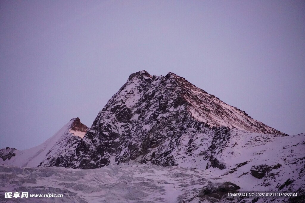 雪覆山峰壮丽景观