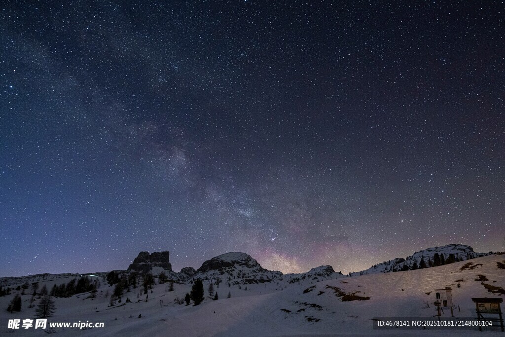 雪地上的璀璨星空美景